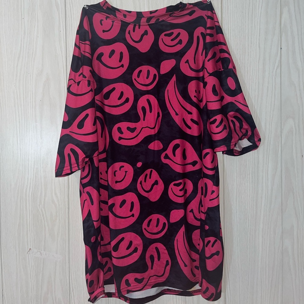 trippy smiley face shirt-pink